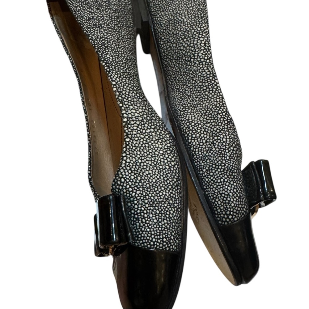 Salvatore Ferragamo Vara Bow Flats 7B – Stingray-Print Leather & Patent Cap Toe - Picture 12 of 16
